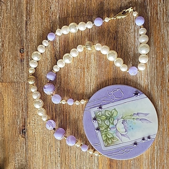 Vintage MOP Signed Arlene Webb Purple Flower Medallion Ceramic Necklace - Picture 4 of 4